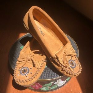 Minnetonka Me to We Moccasins size 5